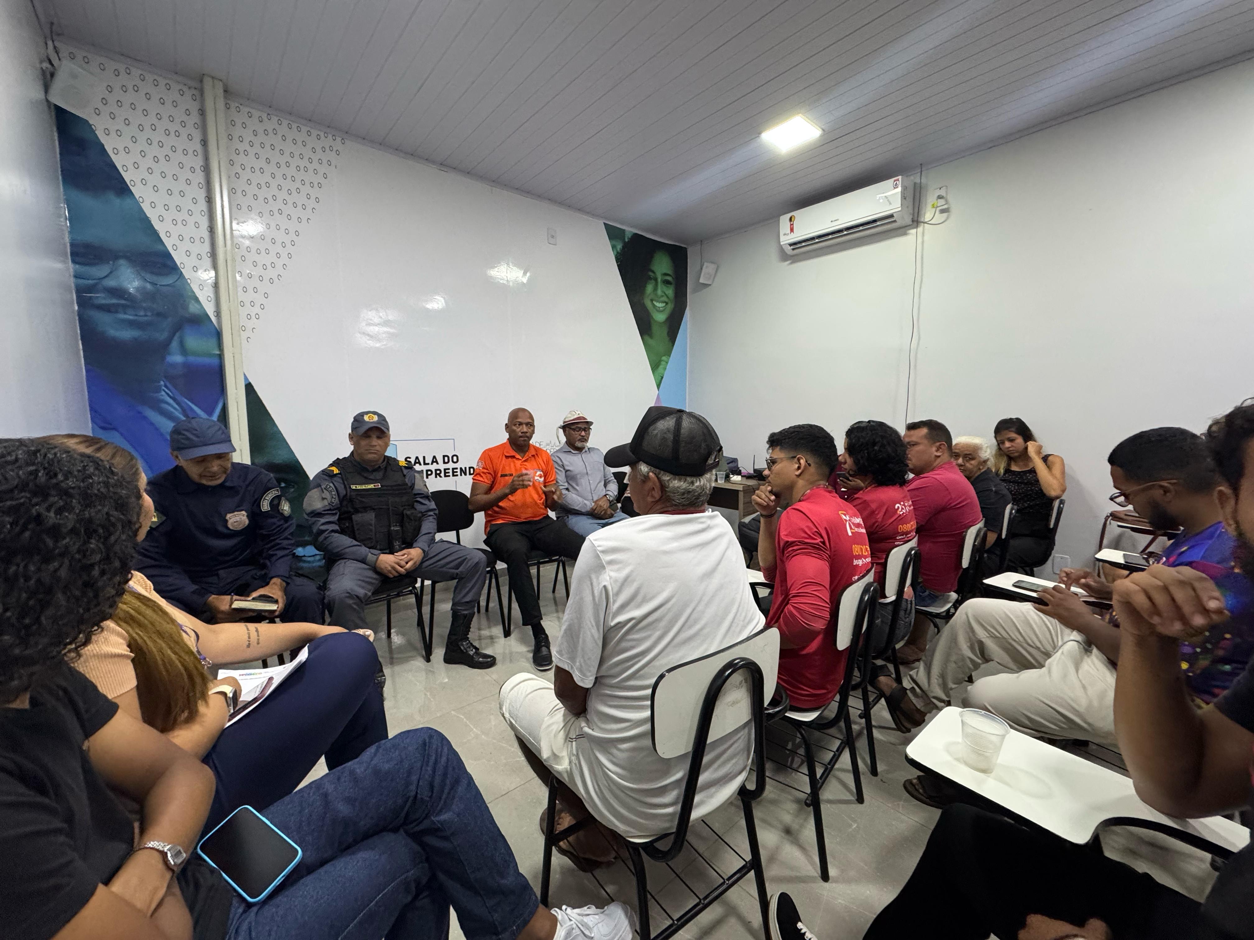 SEMCULT realiza reunião com barraqueiros e vendedores do Carnaval 2025