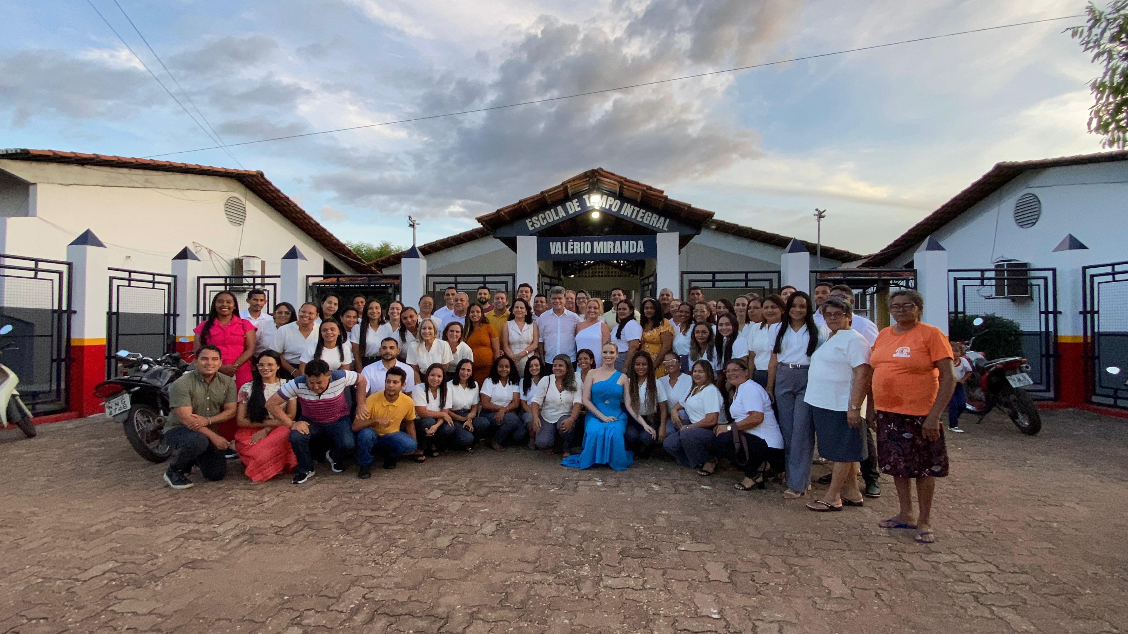 Prefeitura de Porto Franco entrega reforma e revitalização da Escola de Tempo Integral Valério...