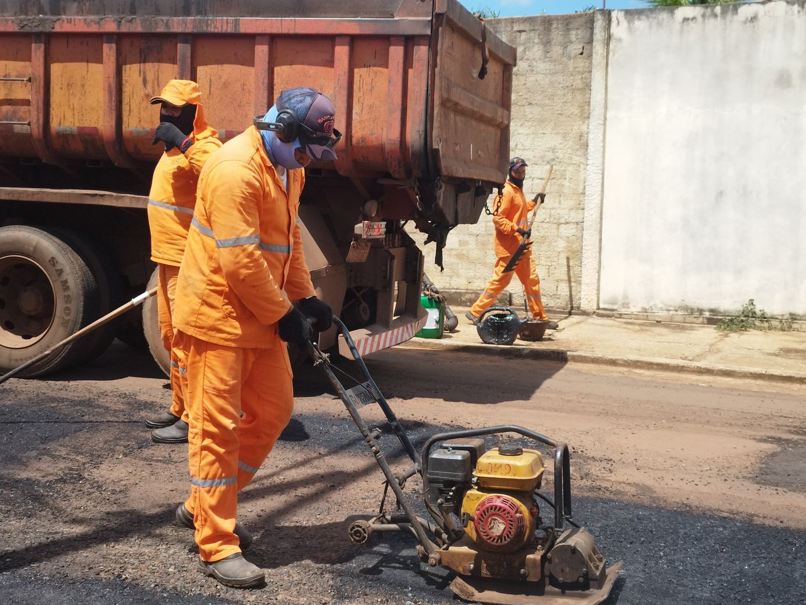 Obra de recuperação asfáltica tem início em Porto Franco após articulação do prefeito Deoclides...