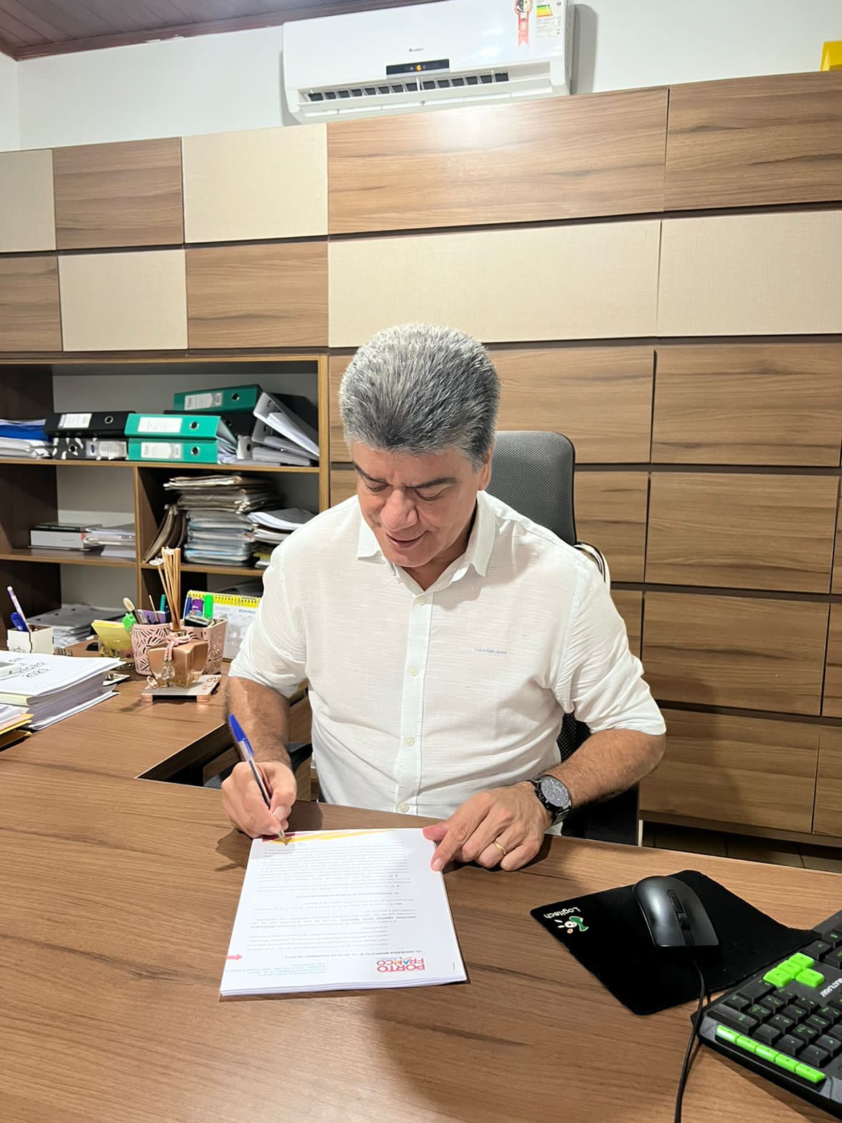 Prefeito Deoclides Macedo sanciona projetos de leis que reajusta solários dos professores e da...