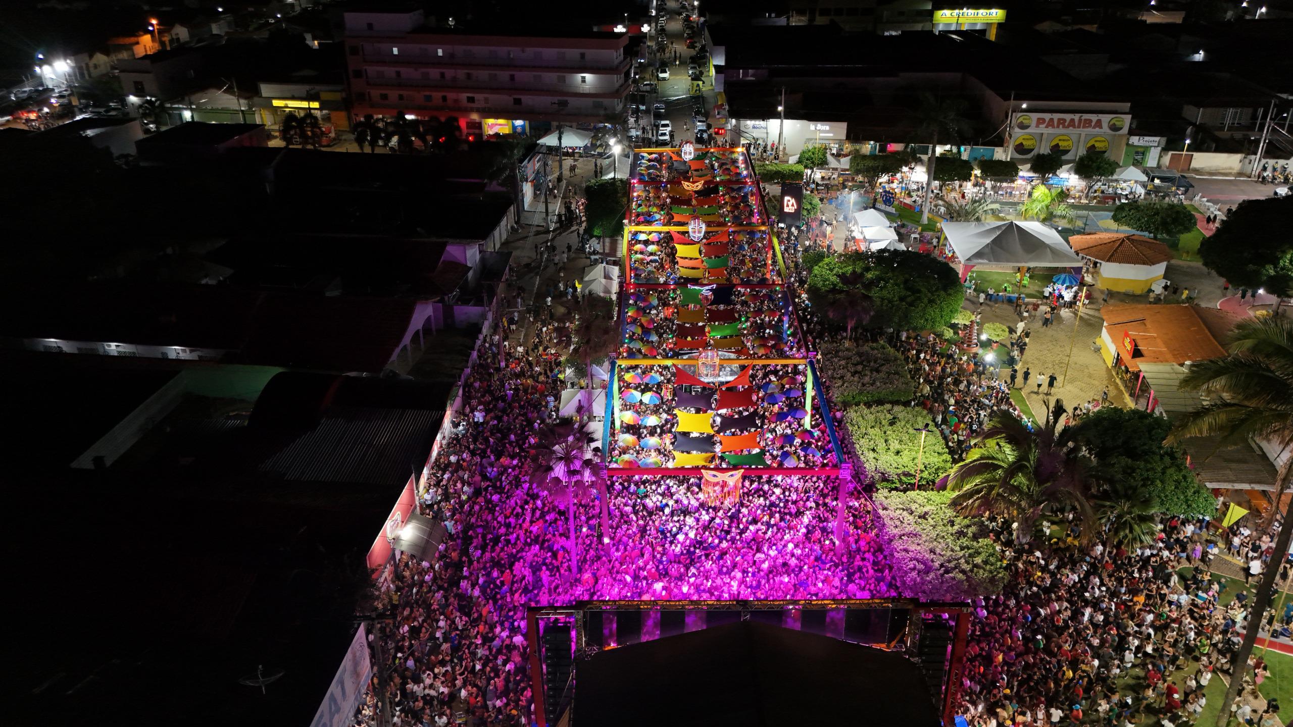 Multidão no show da banda Calcinha Preta marca Carnaval de Porto Franco