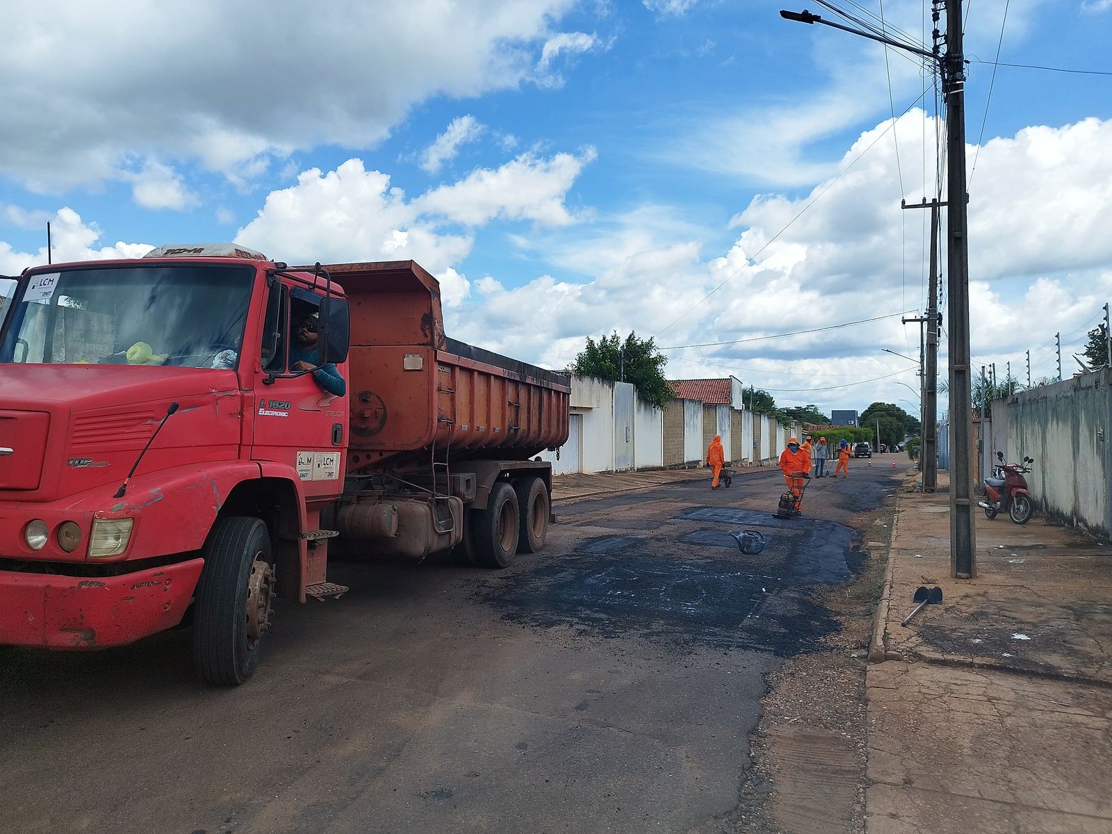 Obra de recuperação asfáltica tem início em Porto Franco após articulação do prefeito Deoclides...