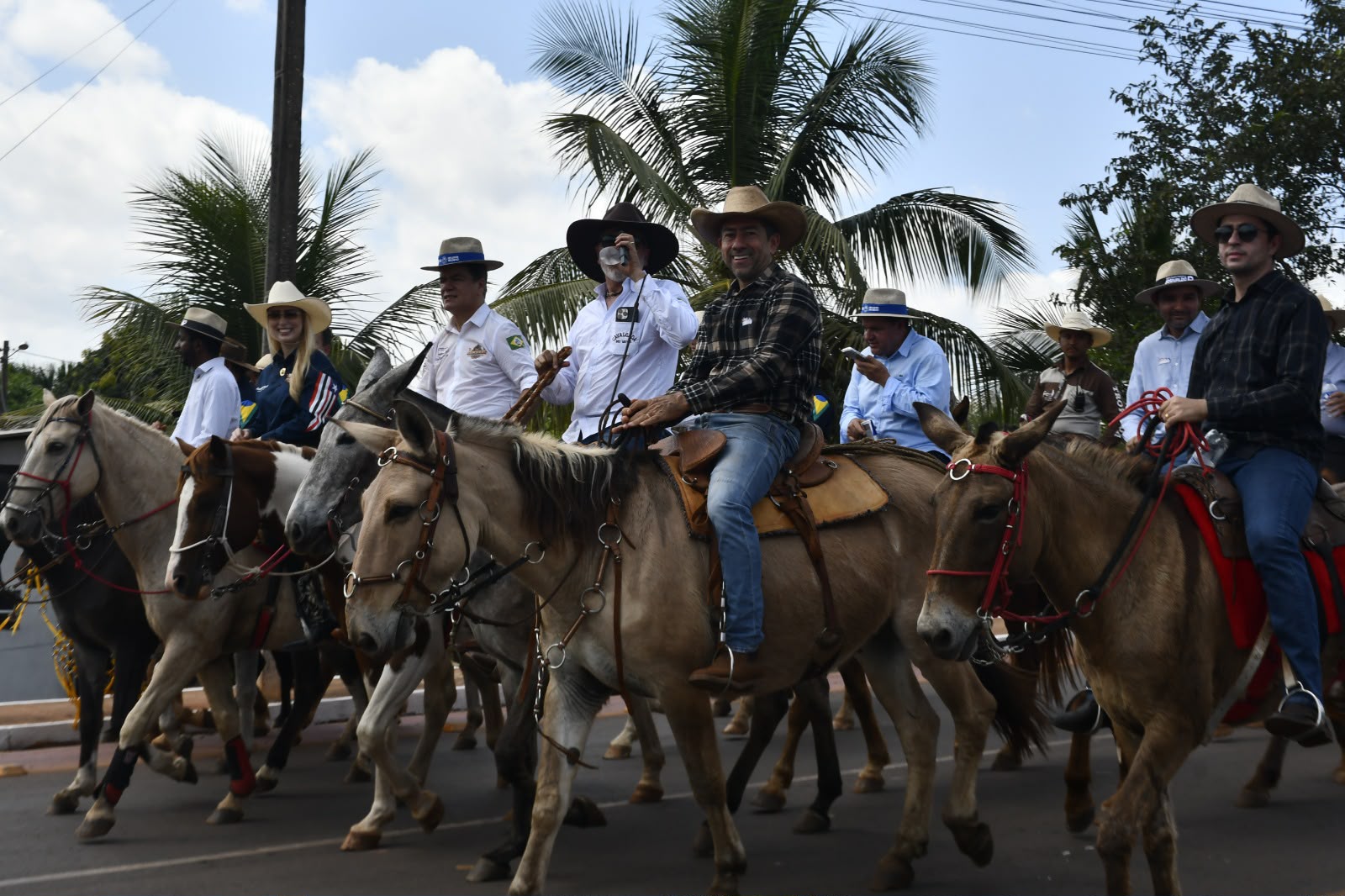 EXPOFRAN 2026 tem início com grande cavalgada e forte participação de comitivas da região