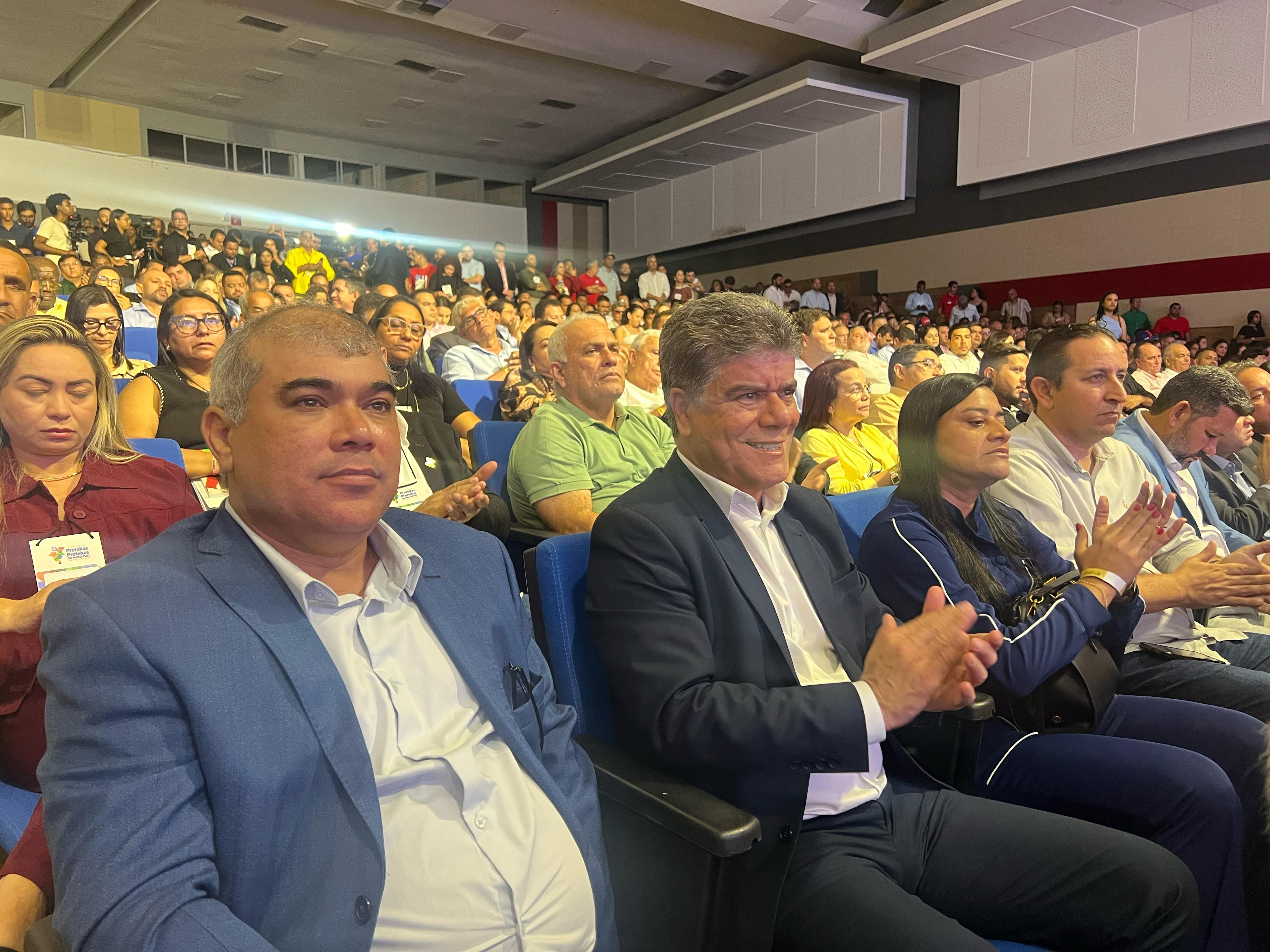Prefeito Deoclides Macedo participa de Encontro de Prefeitas e Prefeitos em São Luís