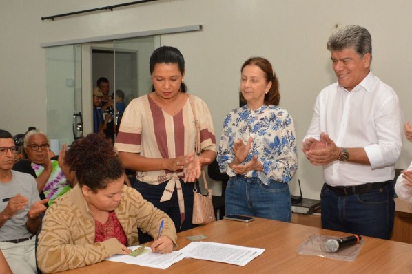 Ato de assinatura dos 50 primeiros contratos do Residencial Jardim Porto Franco I marca avanço...