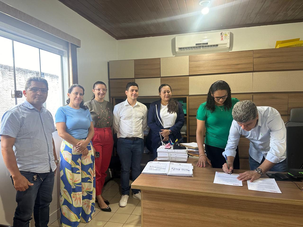 Prefeitura de Porto Franco continua a empossar servidores aprovados no concurso público municip...