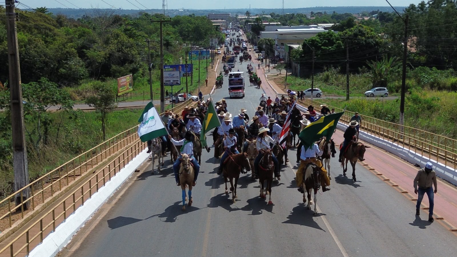 EXPOFRAN 2026 tem início com grande cavalgada e forte participação de comitivas da região