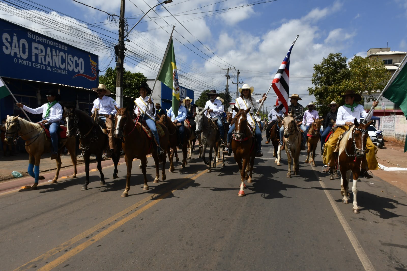 EXPOFRAN 2026 tem início com grande cavalgada e forte participação de comitivas da região