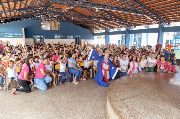 "Fábrica de Teatro" entrega acervo cultural em escolas de Porto Franco (MA) com apoio da Prefei...