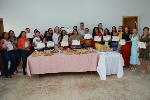 Dezenas de mulheres concluem curso de panificação e salgados no CRAS de Porto Franco